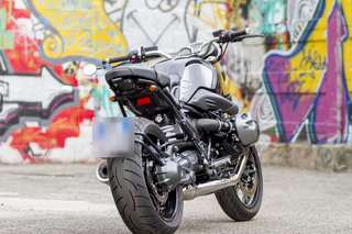 BMW R nineT — Vista da dietro, pneumatico posteriore in primo piano.