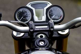 BMW R nineT — Frontale dal basso: faro giallo, forcella oro, teste dei cilindri boxer sporgenti.