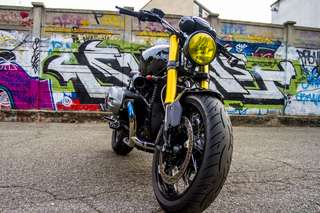 BMW R nineT — Cruscotto e manubrio dall'alto: due strumenti circolari, piastra di sterzo, tappo serbatoio.
