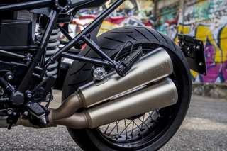 BMW R nineT — Dettaglio della sella e del telaietto posteriore, fusione con prese d'aria.