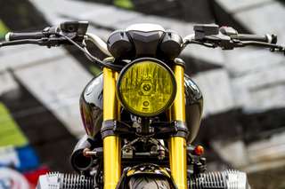 BMW R nineT — Posteriore: mono ammortizzatore, ruota a raggi, i due silenziatori sovrapposti.