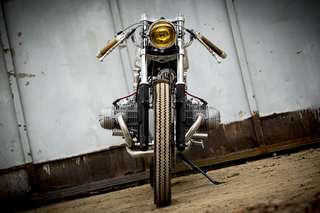 BMW R65 LS — Frontale da terra: faro giallo, cilindri boxer, ruota anteriore.