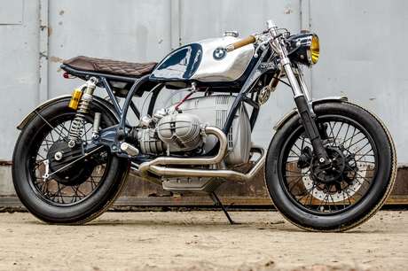 BMW R65 LS — Tre quarti anteriore destro, moto intera sul cavalletto, parete di lamiera.
