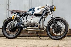BMW R65 LS — Tre quarti anteriore destro, moto intera sul cavalletto, parete di lamiera.