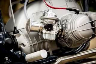 BMW R65 LS — Motore lato sinistro: cilindro boxer, cornetto di aspirazione cromato, cavo candela rosso.