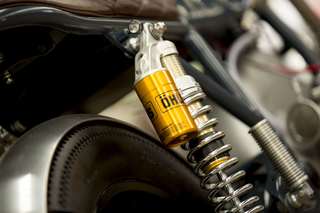 BMW R65 LS — Ammortizzatore posteriore e parafango lucidato.