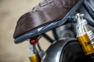 BMW R65 LS — Codino: sella marrone trapuntata, fanalino tondo, ruota posteriore.