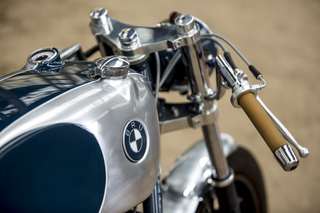 BMW R65 LS — Serbatoio da tre quarti: alluminio lucidato, elica BMW, semimanubrio con manopola chiara.