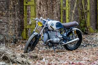 BMW R65 LS — Tre quarti anteriore sinistro in un bosco, muro di mattoni e foglie.