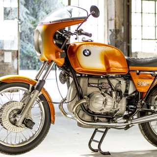 BMW R90 S — Tre quarti anteriore sinistro in un capannone con finestroni.