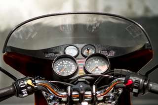 BMW R90 S — Strumentazione sotto il cupolino: due quadranti tondi e il manubrio.