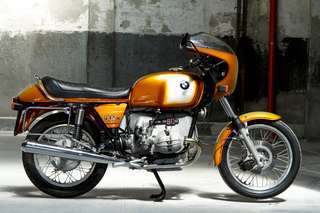 BMW R90 S — Profilo destro con il cupolino e la sella biposto, parete grigia.