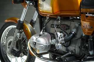 BMW R90 S — Bicilindrico boxer lato destro: cilindro, carburatore, collettore, badge «BMW R 90 S».