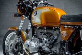 BMW R90 S — Tre quarti anteriore destro, ruota a raggi e disco anteriore.