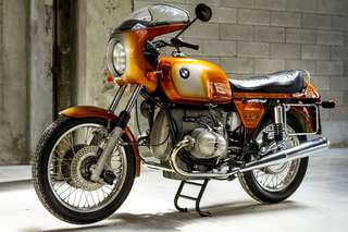 BMW R90 S — Tre quarti anteriore, moto intera, pavimento in cemento.