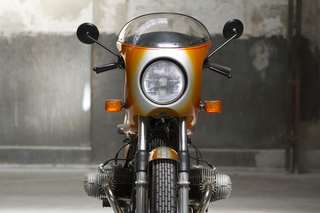 BMW R90 S — Frontale: cupolino, faro tondo, specchietti, steli forcella.