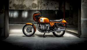 BMW R90 S — Fiancata destra completa, moto sul cavalletto, luce radente in un box in cemento.