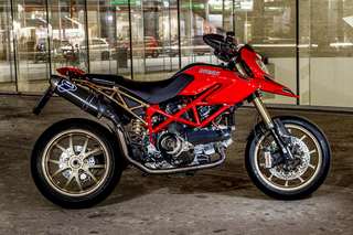 Ducati Hypermotard 1100 — Fiancata destra ravvicinata davanti a una vetrina notturna.