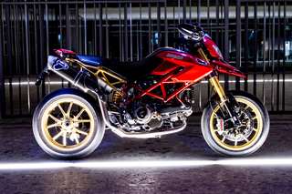 Ducati Hypermotard 1100 — Fiancata destra notturna con strisce di luce sul terreno.