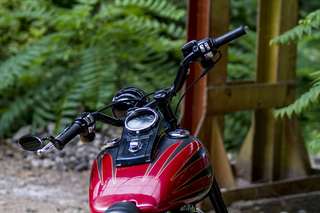 Harley-Davidson 1450 Heritage Springer — Manubrio e serbatoio con le fiamme rosse, strumento singolo, specchietto.