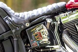 Harley-Davidson 1450 Heritage Springer — Il pannello laterale dipinto a mano, con il tubo di scarico e la sella a rulli.
