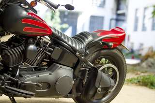 Harley-Davidson 1450 Heritage Springer — Fiancata destra: sella, motore, parafango posteriore, palazzine sullo sfondo.