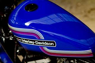 Harley-Davidson 883 Iron — Serbatoio dall'alto: blu metallizzato, decal «AMF Harley-Davidson», tappo carburante.