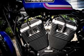 Harley-Davidson 883 Iron — Bicilindrico a V di fronte: cilindri neri con i bordi delle alette lucidati, tubi punterie.