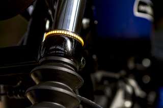 Harley-Davidson 883 Iron — Dettaglio dello stelo forcella con la freccia a LED a barra.