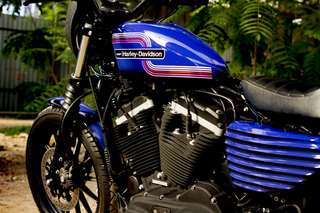 Harley-Davidson 883 Iron — Tre quarti anteriore destro: serbatoio, forcella, motore, cover laterale in tinta.
