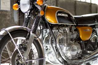 Honda 500 Four — Tre quarti anteriore sinistro: ruota, parafango cromato, forcella con soffietti.