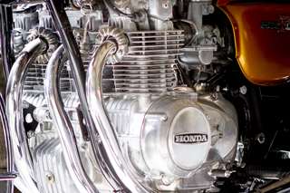 Honda 500 Four — Motore lato sinistro: alettature, quattro collettori cromati, coperchio carter con logo Honda.