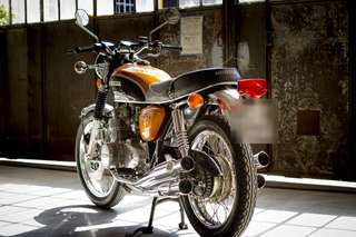 Honda 500 Four — Tre quarti posteriore: fanalino, maniglione cromato, i quattro terminali.