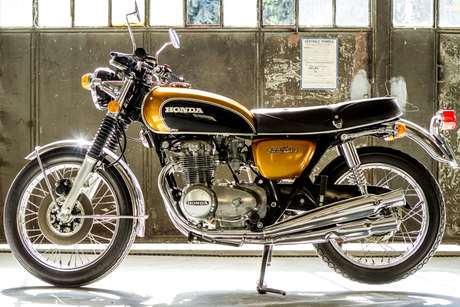 Honda 500 Four — Fiancata sinistra completa sul cavalletto centrale, capannone con infissi in ferro.