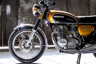Honda 500 Four — Tre quarti anteriore: faro, freccia, fregio «500 Four» sul fianchetto.