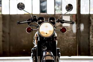 Honda 500 Four — Frontale in asse: faro tondo cromato, due specchietti, soffietti della forcella.