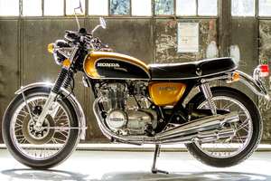 Honda 500 Four — Fiancata sinistra completa sul cavalletto centrale, capannone con infissi in ferro.