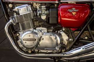 Honda 750 Four — Motore lato sinistro: carter tondo lucidato con logo Honda, carburatori, collettori.