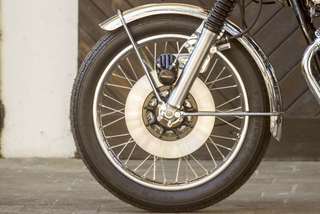 Honda 750 Four — Ruota anteriore: cerchio a raggi, disco singolo, parafango cromato.