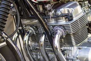 Honda 750 Four — I quattro collettori all'uscita dalla testa, ghiere alettate e cappucci candela.