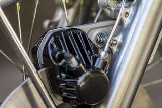 Honda 750 Four — Posteriore basso: i due silenziatori destri, ammortizzatore, pedane.