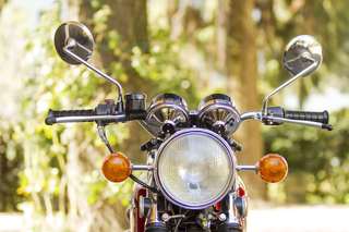 Honda 750 Four — Cruscotto dal posto di guida: tachimetro in miglia, contagiri, totalizzatore quasi a zero.