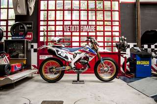Honda CRF 450 E — Ruota anteriore: cerchio oro, disco flottante maggiorato con campana, pinza.