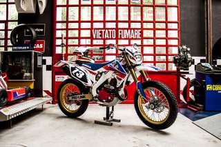 Honda CRF 450 E — Motore lato destro: carter frizione rosso, paracoppa in alluminio, convogliatori.