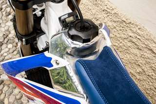 Honda CRF 450 E — Ripresa lungo il serbatoio in alluminio verso lo strumento digitale.