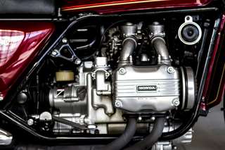 Honda Gold Wing — Motore boxer: coperchio testata con logo Honda, condotti di aspirazione, collettori.
