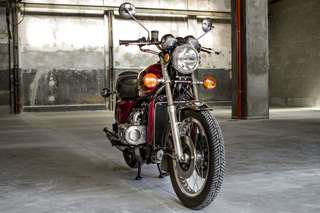 Honda Gold Wing — Tre quarti anteriore destro dal basso, capannone vuoto.