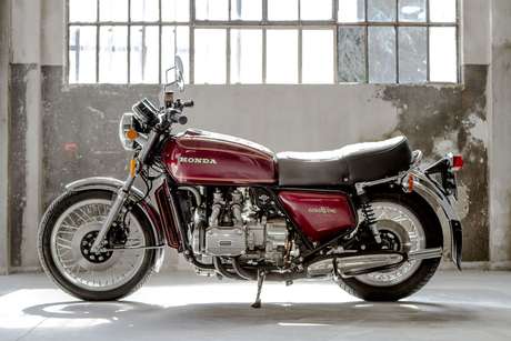 Honda Gold Wing — Fiancata sinistra completa in un capannone con finestroni e muri scrostati.