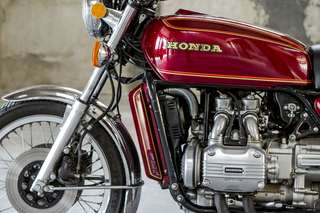 Honda Gold Wing — Serbatoio bordeaux con Honda in oro, forcella cromata e disco anteriore.