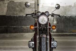 Honda Gold Wing — Frontale simmetrico: faro tondo, due specchietti cromati, teste dei cilindri ai lati.